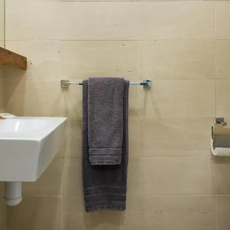 Plum Guide - Grandella Vinyl Apartment Lissabon